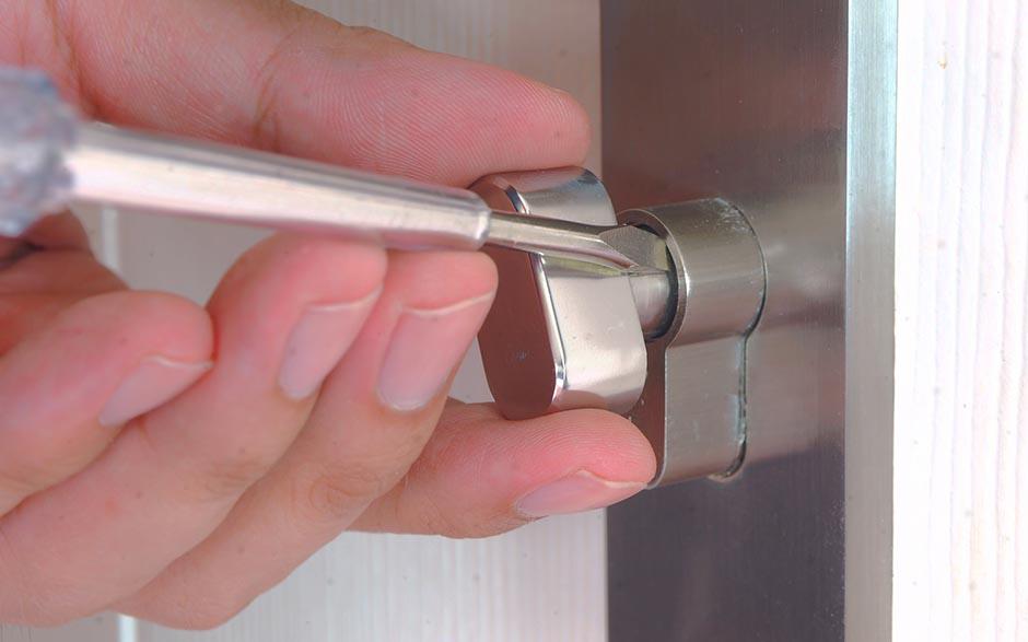 ouvrir une porte avec un trombone Istres